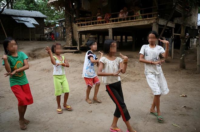 团去老挝嫖连大使馆都看不下去了开元棋牌东亚第一“性压抑”国组(图3) 团去老挝嫖连大使馆都看不下去了开元棋牌东亚第一“性压抑”国组(图3)