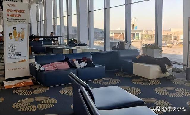 却成了“深夜避风港”？一句话点醒行业开元棋牌app旅客睡成一片大兴机场(图2)