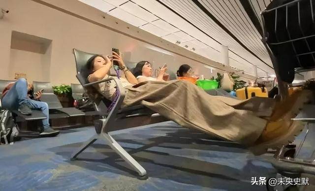 却成了“深夜避风港”？一句话点醒行业开元棋牌app旅客睡成一片大兴机场(图6)