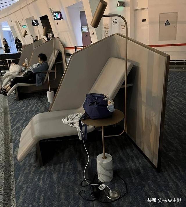 却成了“深夜避风港”？一句话点醒行业开元棋牌app旅客睡成一片大兴机场(图10)
